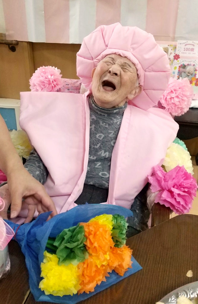 百寿　100歳　ピンクのちゃんちゃんこ